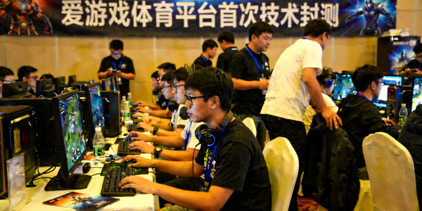 爱游戏体育平台首次技术封测现场，玩家正在体验游戏