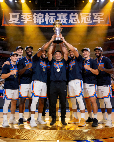 夏季锦标赛总冠军雷霆战队全体成员捧杯庆祝合影